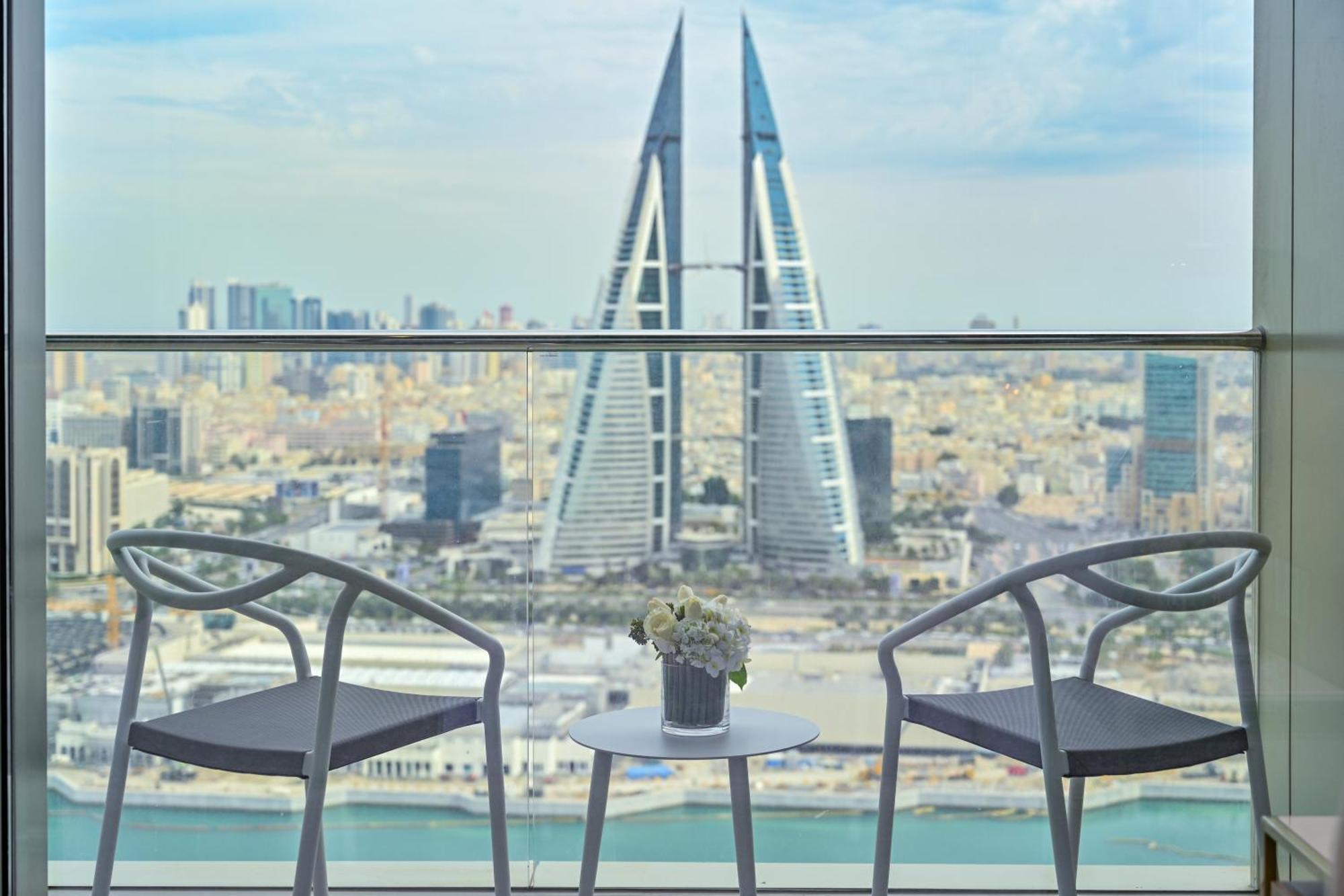 Onyx Rotana Hotel Manama Exterior photo View of the Four Seasons Hotel